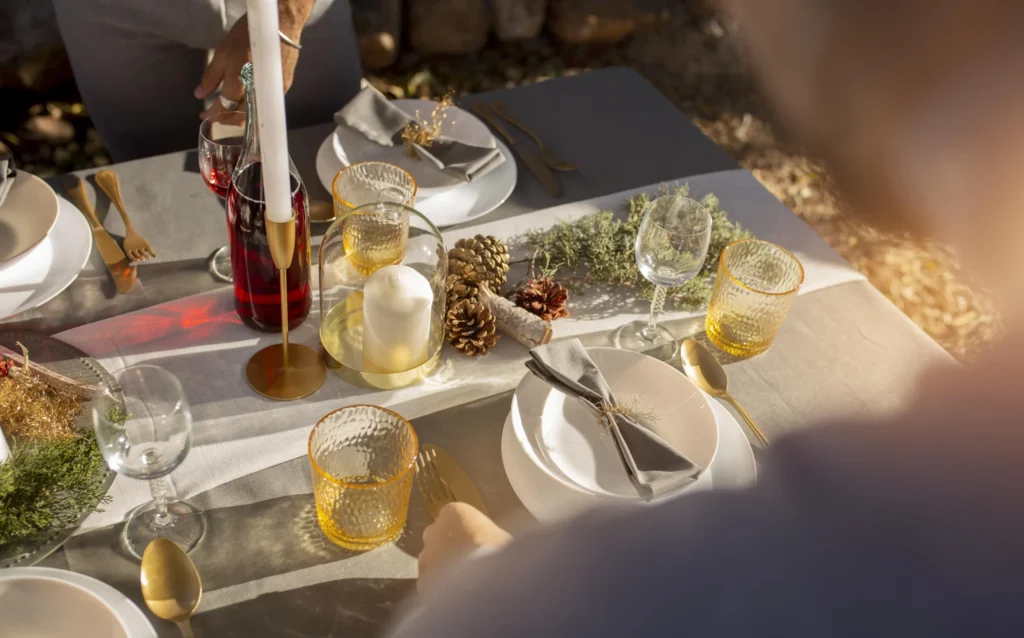 Et vakkert dekket bord klar til julemiddag med festlig dekorasjon.