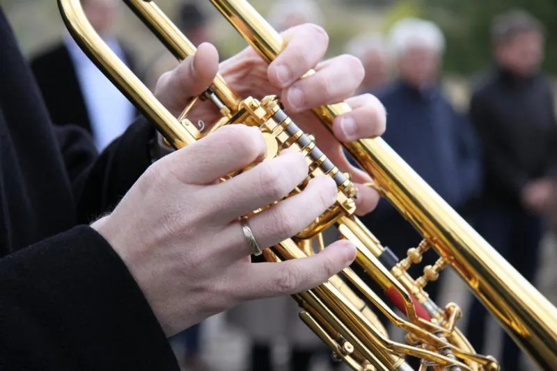 Musikere spiller høytidelig musikk ved en begravelsesseremoni.