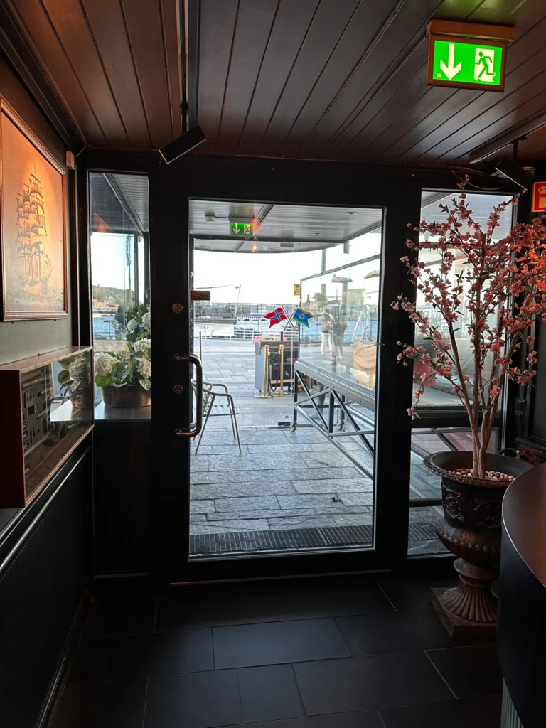 Entrance of the Louise Restaurant, Aker Brygge, where Romslo Entertainment had a live recording session of Frankly Swingin’.