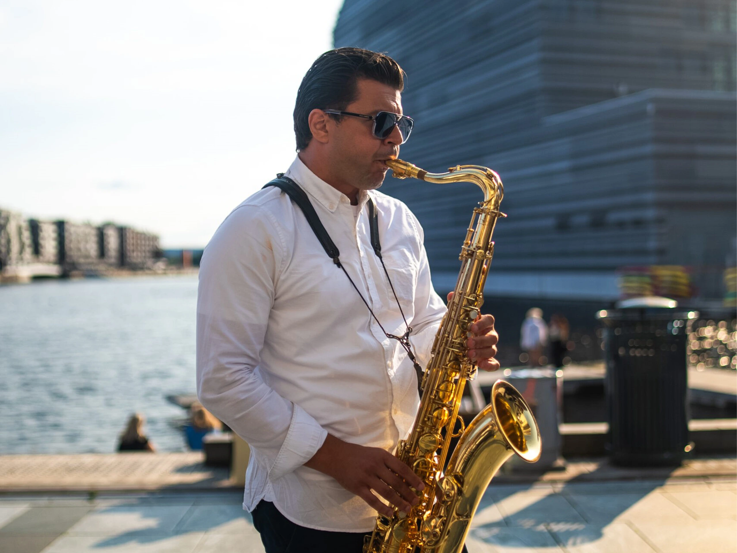 man-playing-saxophone-romslo-entertainment-norway (1)