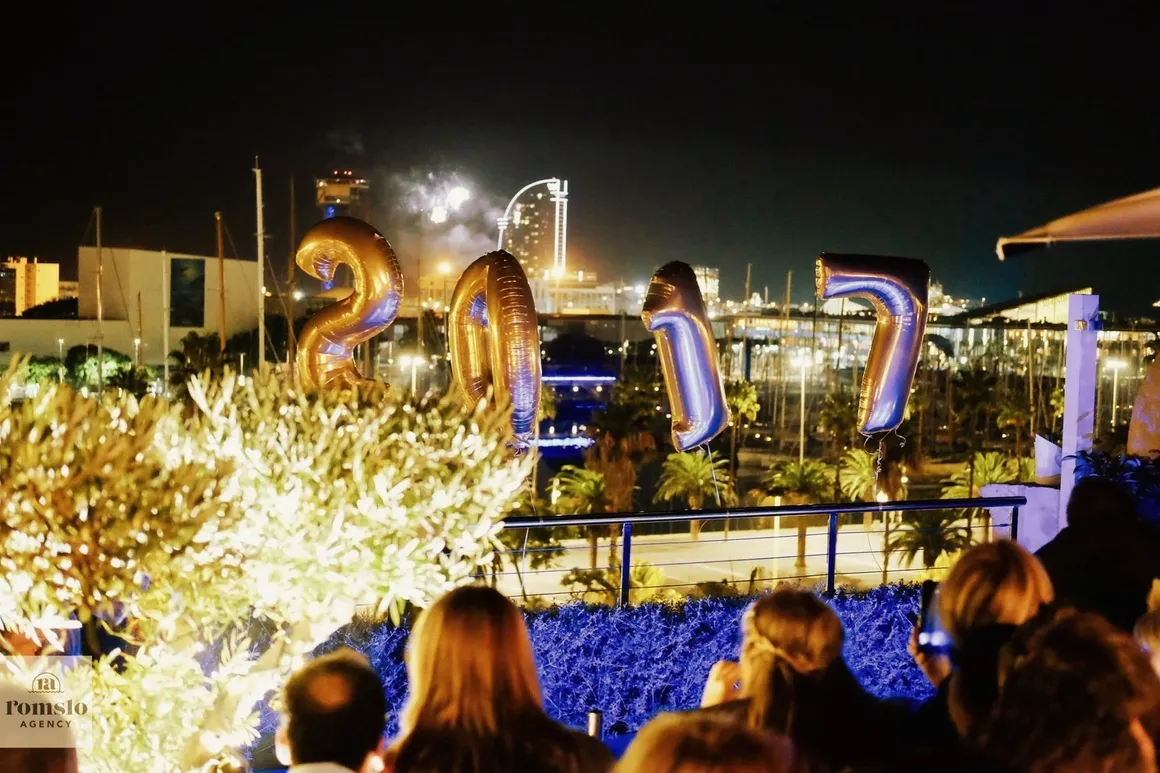 Nyttårsfest med feiring av det nye året, champagne, fyrverkeri og dans, arrangert av Romslo Entertainment.