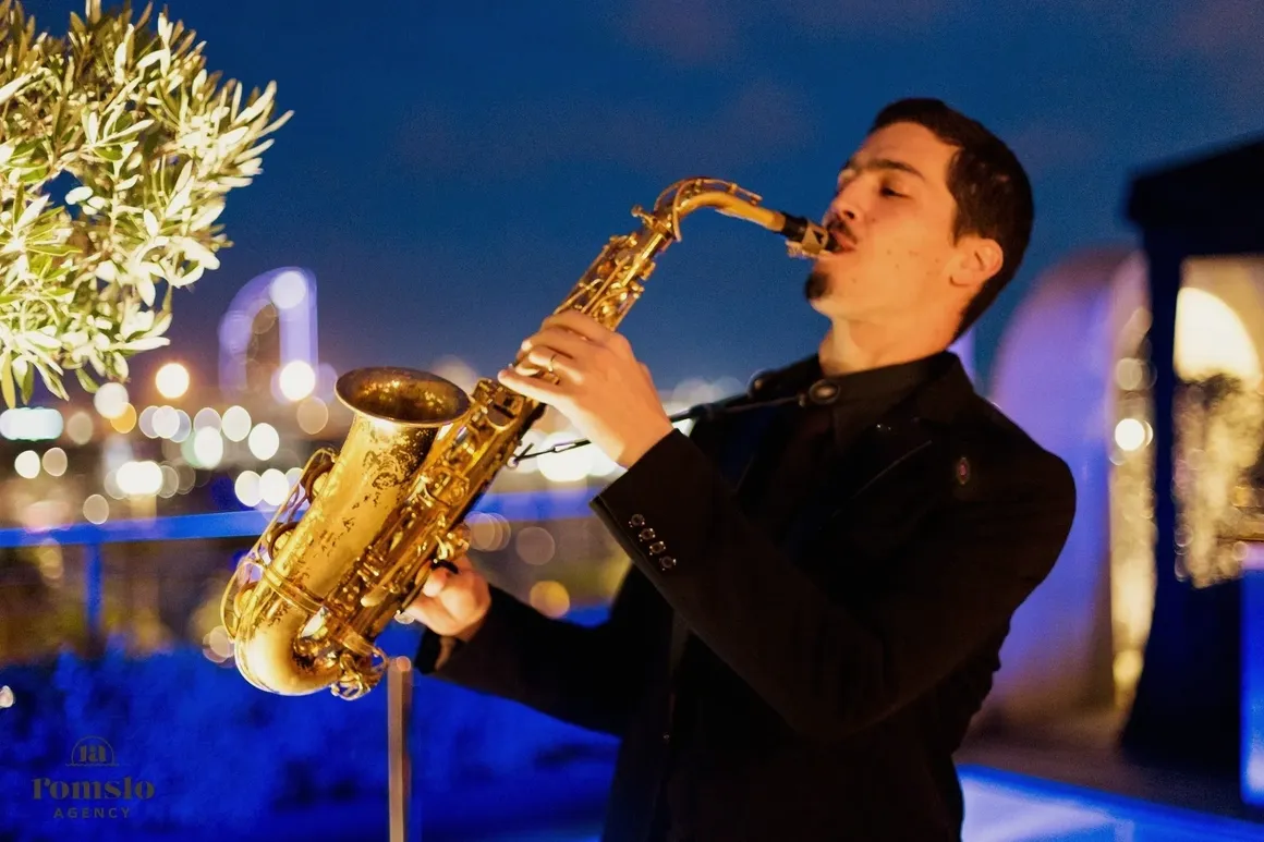 saxophone-player-new-years-celebration