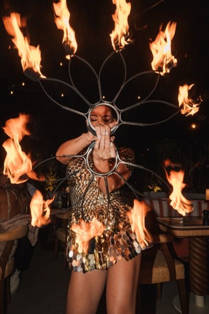 Artista realizando un espectáculo de fuego durante un evento corporativo.
