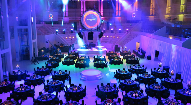 Vista general de una gala corporativa con entretenimiento en directo en Barcelona.