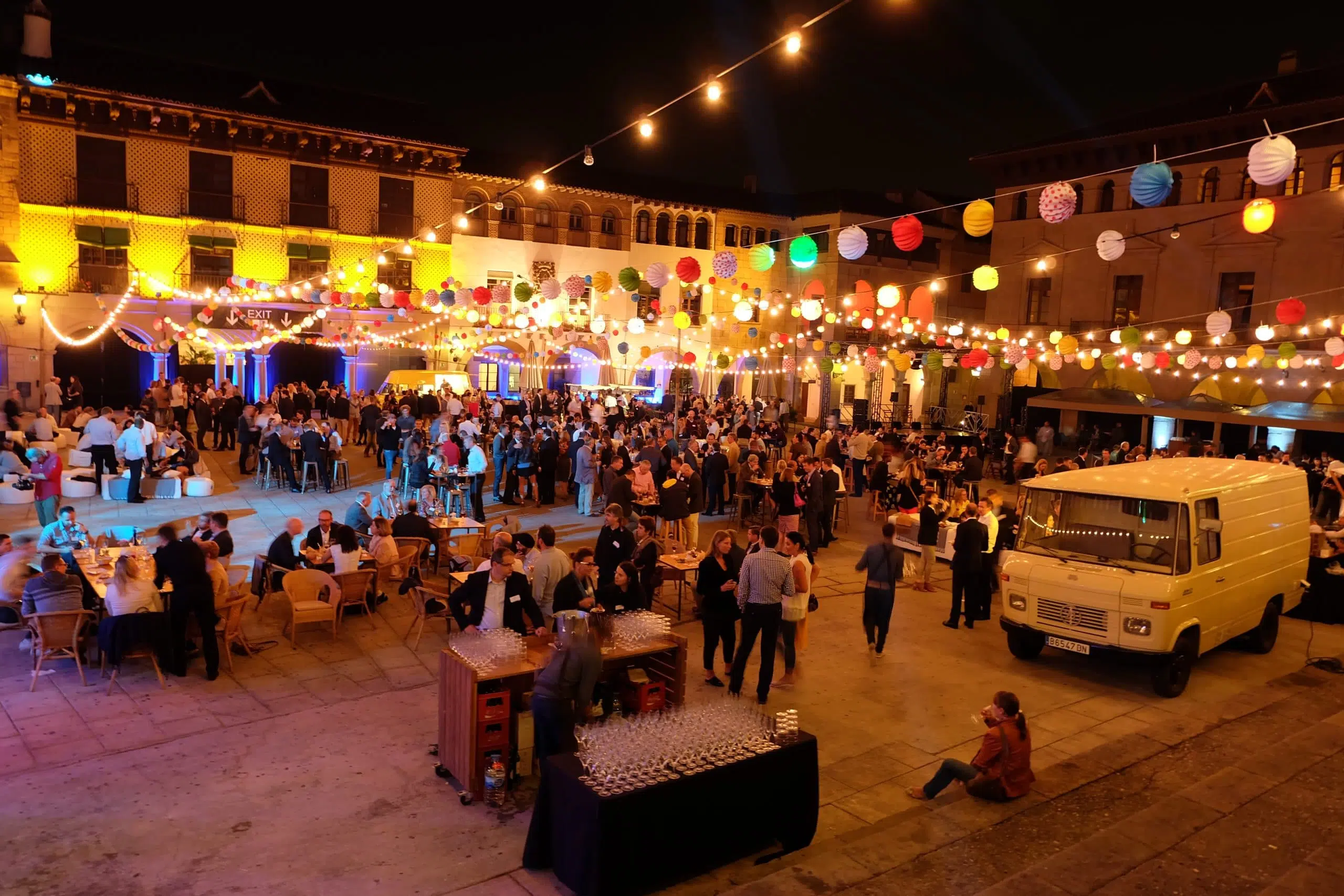 Cena de gala celebrada en el Poble Espanyol con montaje para evento corporativo.