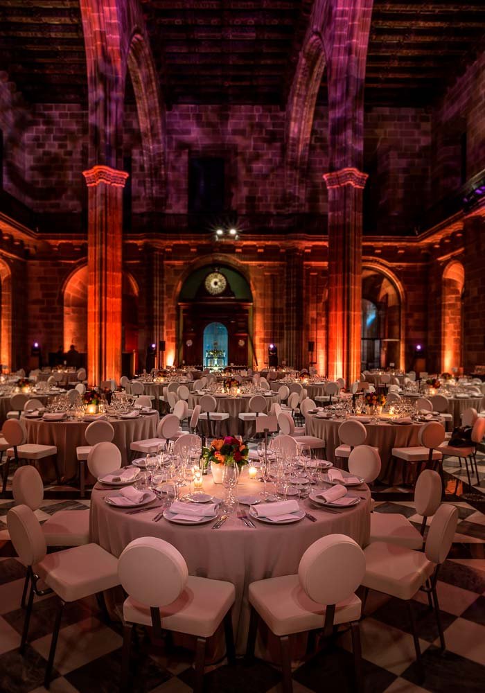 Salón principal de La Llotja de Mar preparado para una cena de gala en Barcelona.