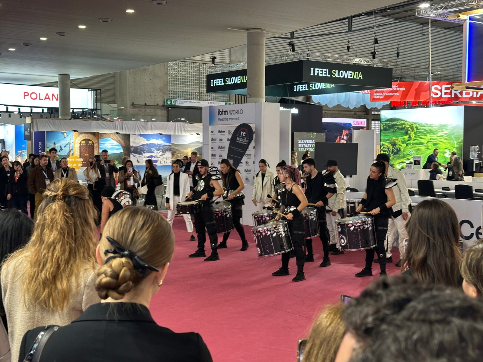 Espectáculo itinerante de percusión durante una feria internacional para dinamizar la experiencia de los visitantes.
