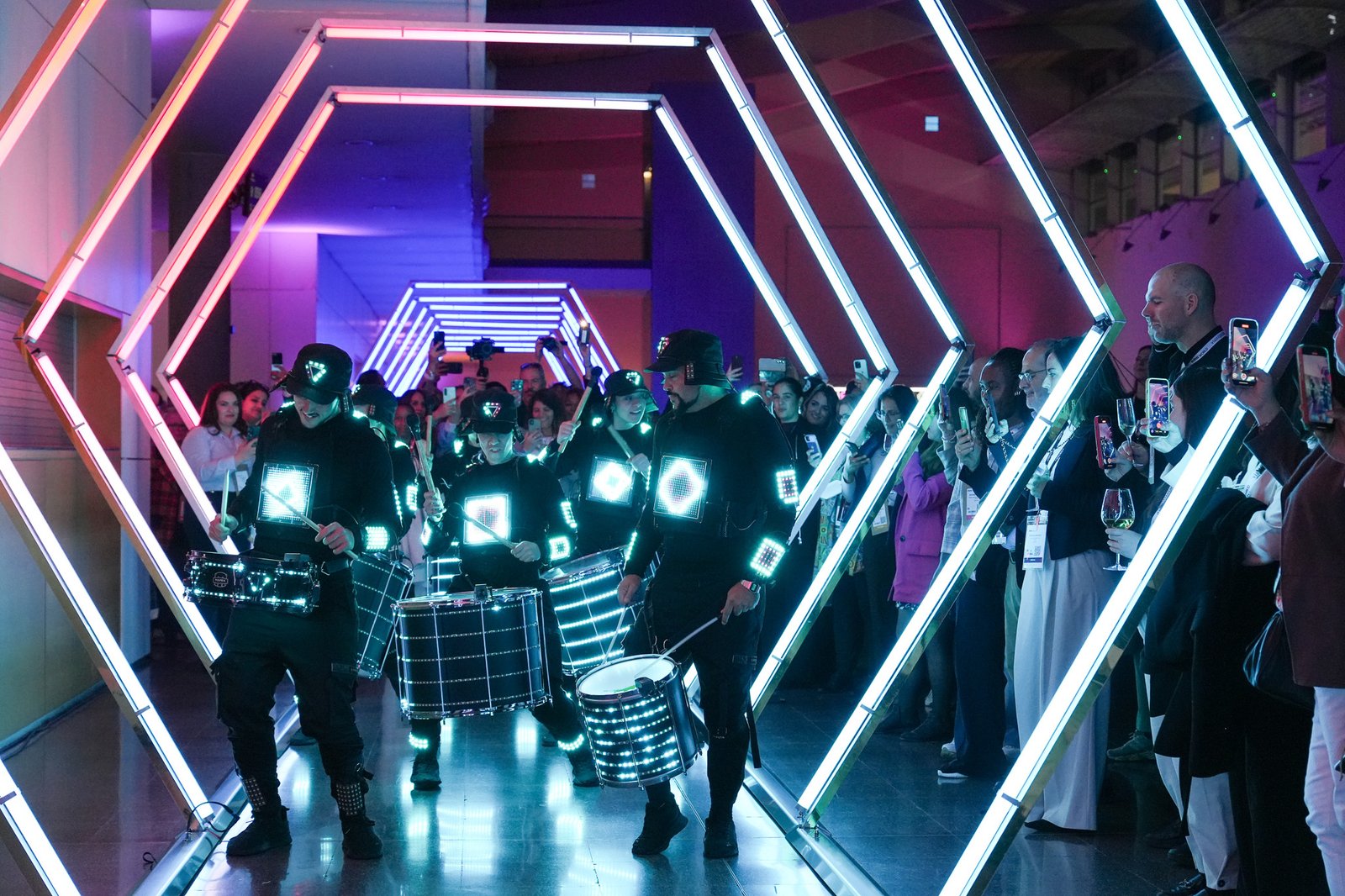 Espectáculo de percusión LED durante un evento corporativo organizado en el marco de una feria internacional.