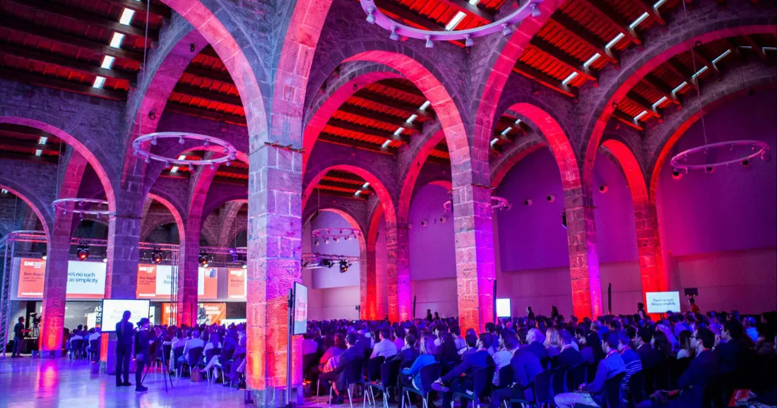 Espacio del Museu Marítim preparado para un evento corporativo con gran número de asistentes.