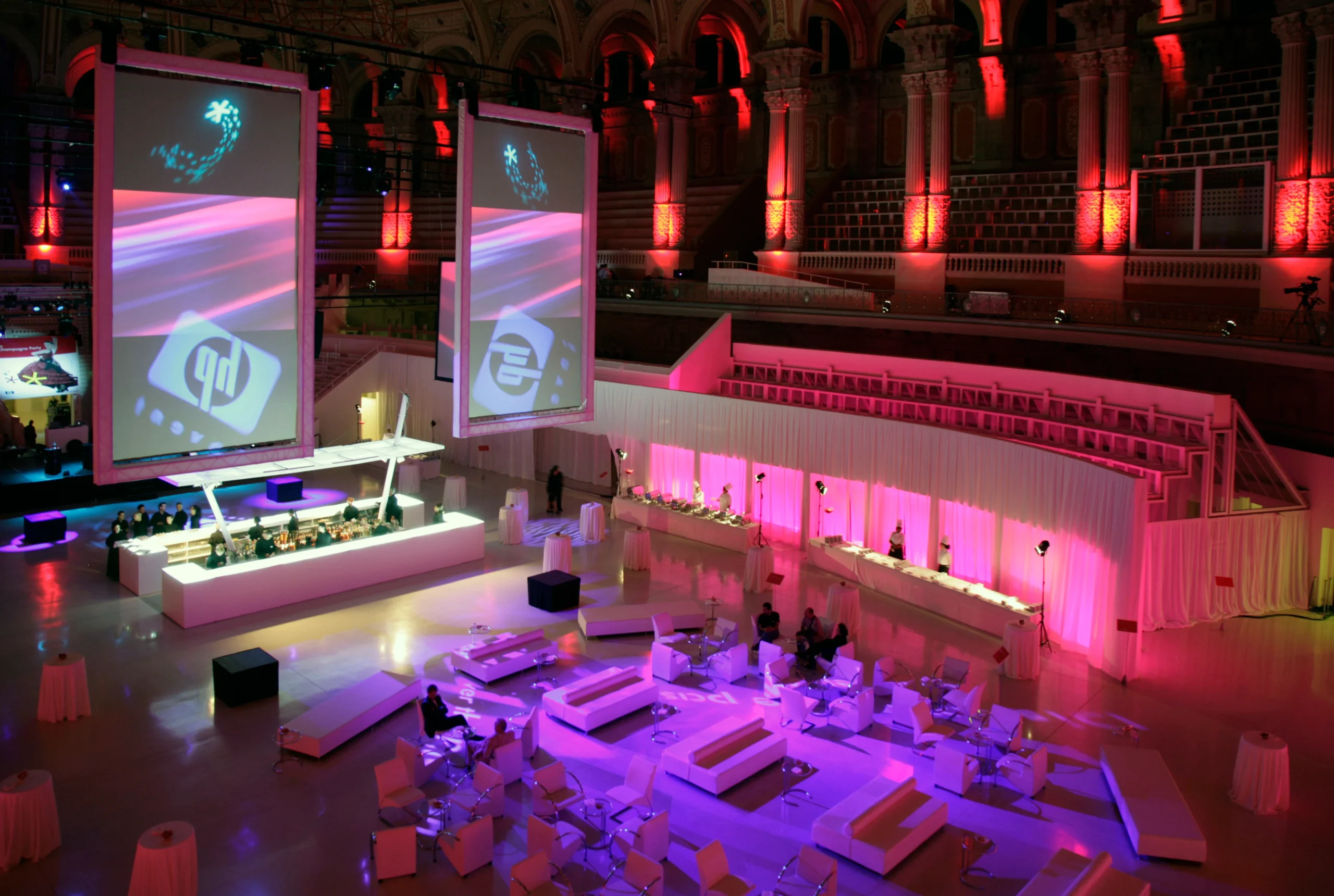 Sala Oval del MNAC preparada para una cena de gala corporativa.
