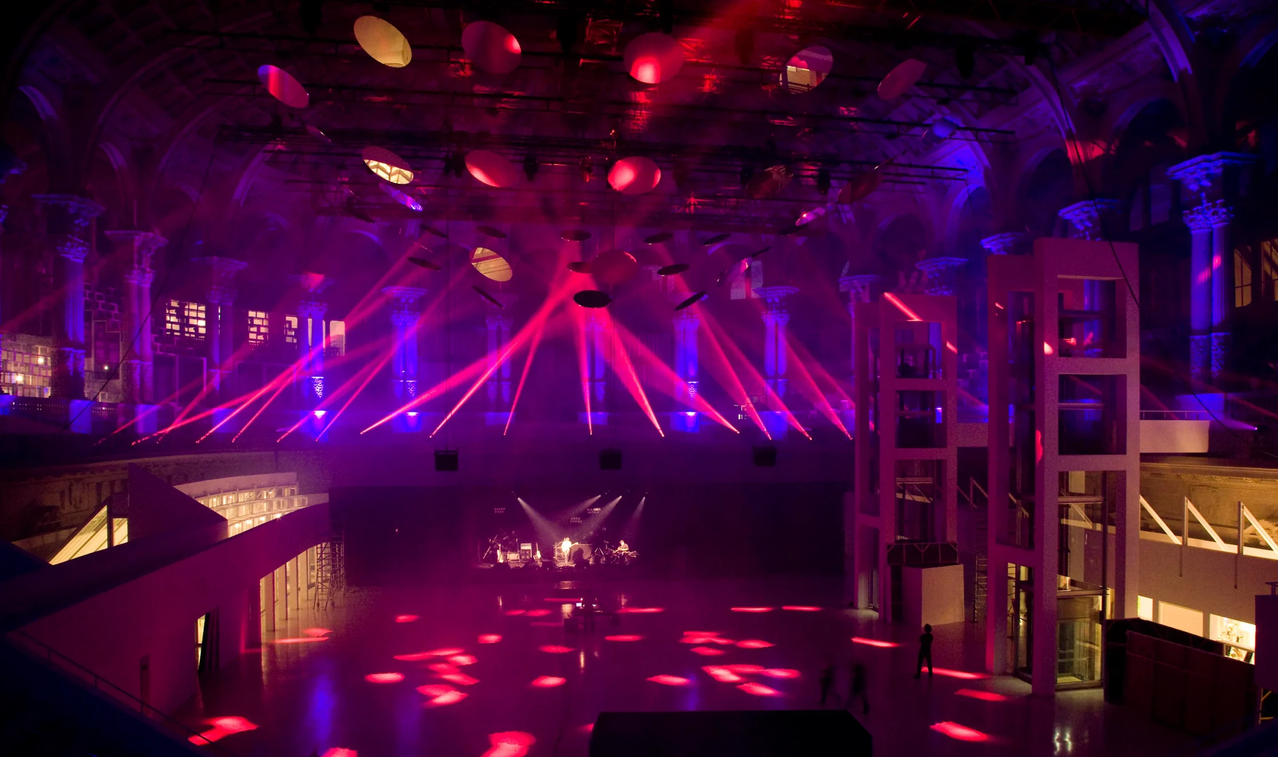 Montaje de una cena de gala en el MNAC con iluminación y decoración para un evento empresarial.