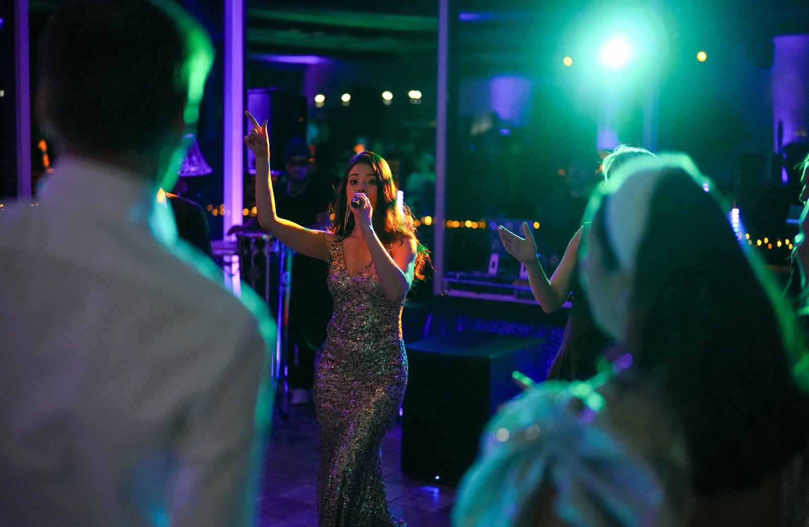 Cantante actuando durante un evento corporativo.