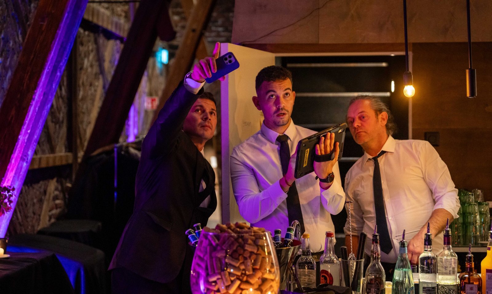 Equipo coordinando la producción de un evento corporativo.