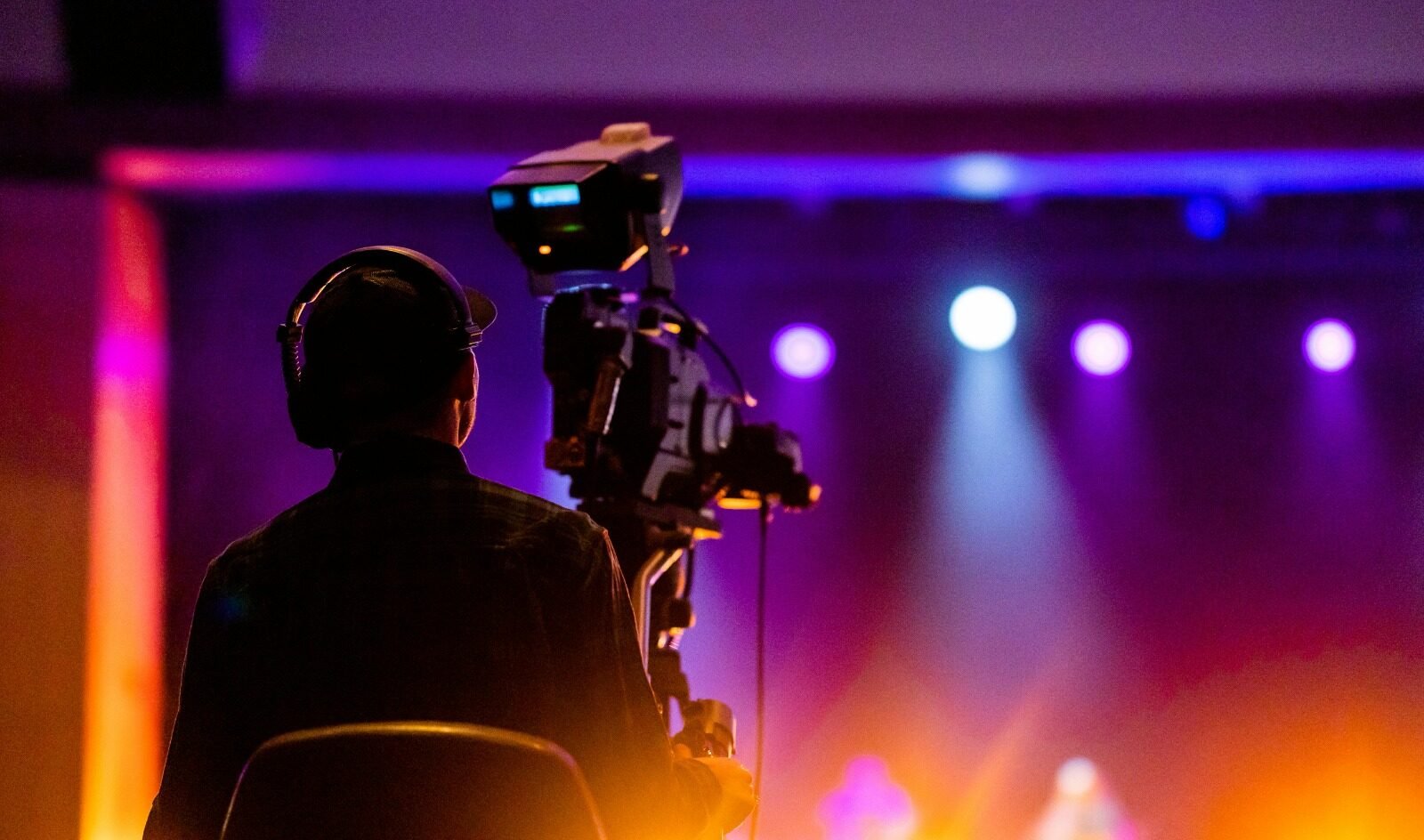 Equipo audiovisual durante la producción técnica de un evento corporativo.